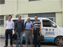 公司領導與外商在可悍性套筒生產基地合影